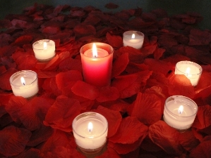 Romantic package w/ 1500 artificial rose petals - RED 